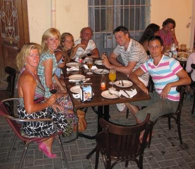 Maria-Sandy- Naomi- Robert-Chris en Thijs bij een tapa,s restaurant in het oudste deel van Denia