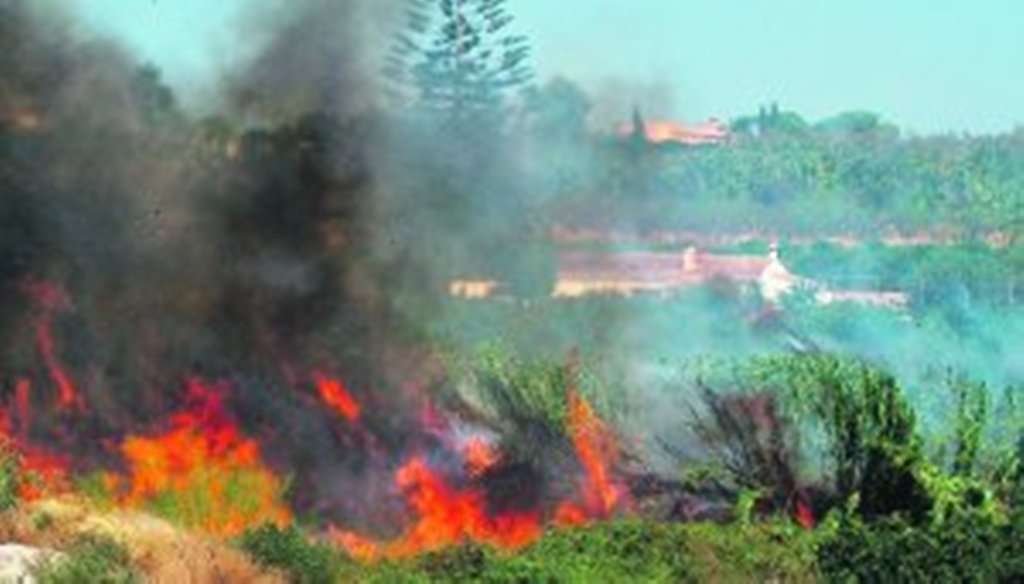 Zo begon de brand, richting het huis op de achtergrond