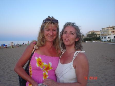 Maite en Maria op het strand in Denia