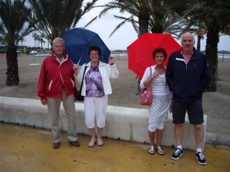 kees en lia en erna en jos in de spaanse regen in javea boulevard