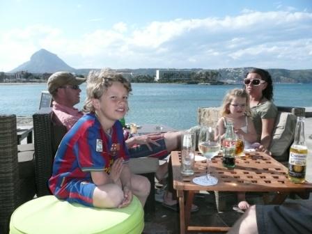 Bas - Dari - Dewi en Annemiek aan de zee in Javea