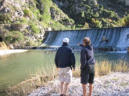 Een waterval waar in de stroom, forel wordt gevangen.