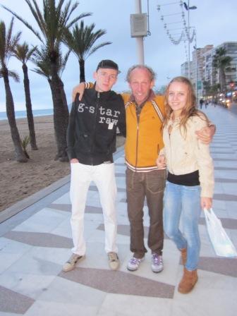 Jordy- Robert en Naomi op de boulevard in Benidorm.