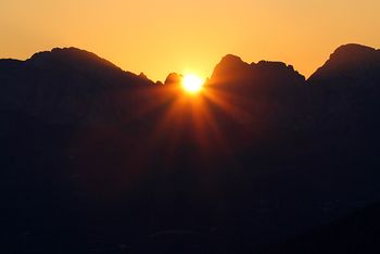 De zon gaat onder bij heldere hemel..