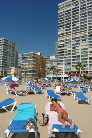 uitzicht op de hoge flats aan het strand van Benidorm.