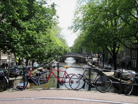 Op de reguliersgracht.. uitzicht op de 7 bruggetjes..