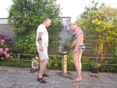 Robert en Anne porren de BBQ op..