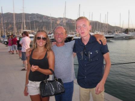 Naomi-Robert-Jordi bij de haven in Denia, op de pier.