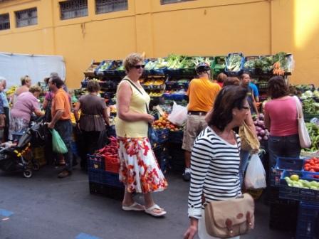 Vrijdagochtend- de groente en fruitmarkt in Denia..