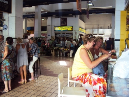 Markthal in Denia, koffie met overheerlijke cake...