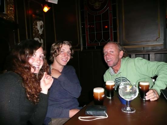 Aasha, Ronan en Robert met een glas Guinness bier..