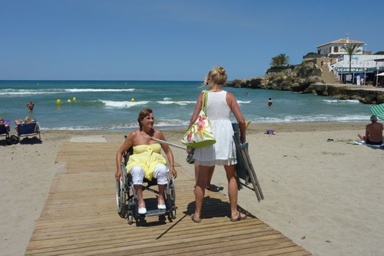 Aan het strand in Javea een plekje zoeken... Greet kon tot het eind van de flonder rijden, heerlijk aan zee...