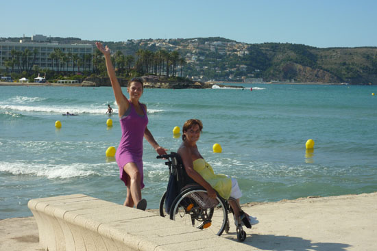 Manon en Greet bij het strand in Javea..