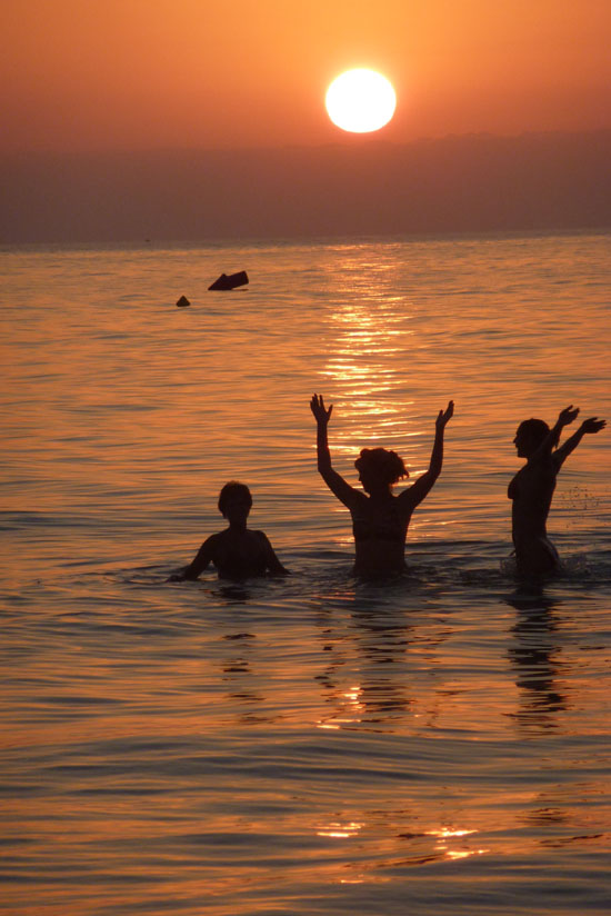 De zon komt op... wij waren erbij ...met Erna- Maria en Manon in zee..