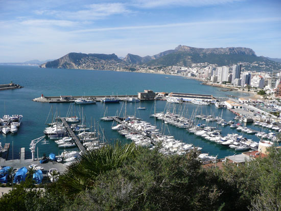 Het begin van de beklimming, uitzicht op de haven van Calpe