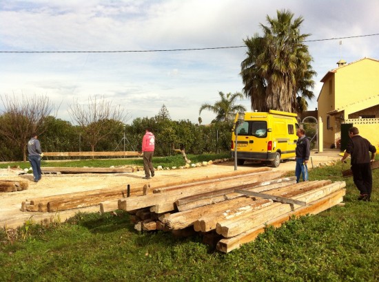 Aanvoer van het oude hout voor het plafond. Hier wordt het hout op maat gezaagd en daarna geschuurd. 