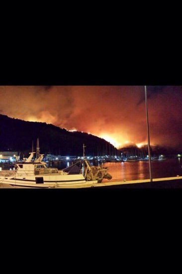 Brand in het natuurgebied, gezien vanaf de haven in Javea..