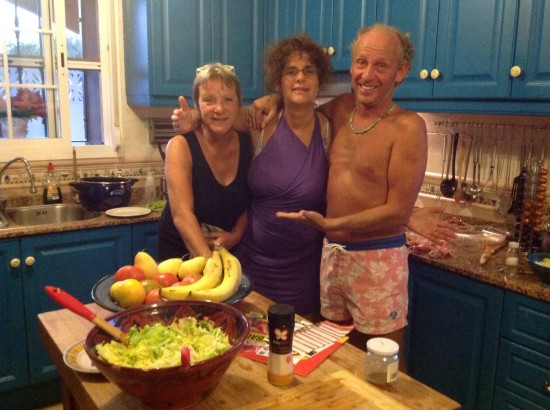 Wilma, Xandra en Robert in de keuken. 